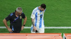 Lionel Messi, yendo al banco de suplentes tras su salida.