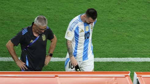 Lionel Messi, yendo al banco de suplentes tras su salida.