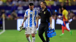 Así salió Messi de la cancha tras su lesión en la final de la Copa América 2024.