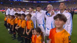Los jugadores argentinos en el himno.