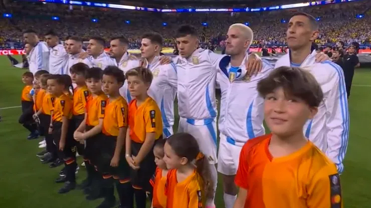 Los jugadores argentinos en el himno.