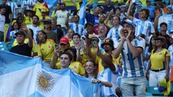 Los hinchas argentinos comparten tribuna con los colombianos.