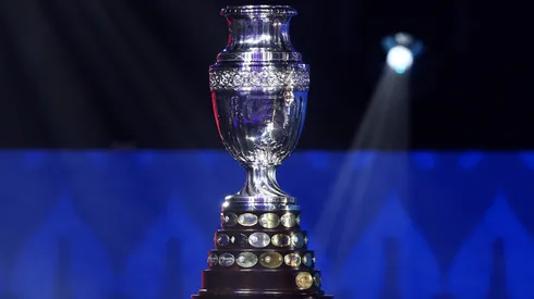 El trofeo de la Copa América.