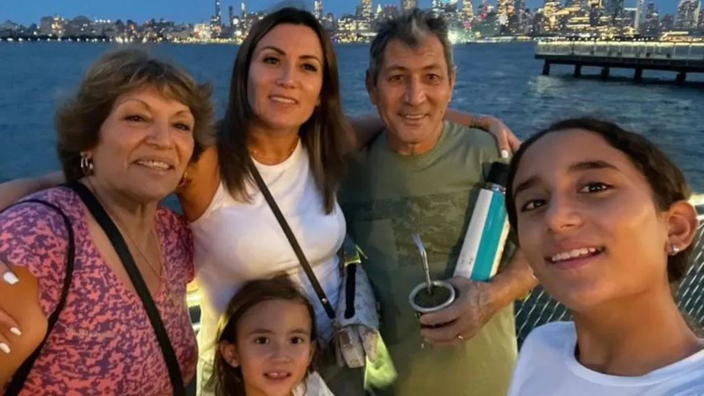 Jorgelina Cardoso, junto a las hijas y padres de Di María (Instagram @angeldimariajm).