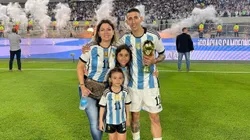 Ángel Di María, con su esposa Jorgelina Cardoso y sus hijas Mía y Pía.