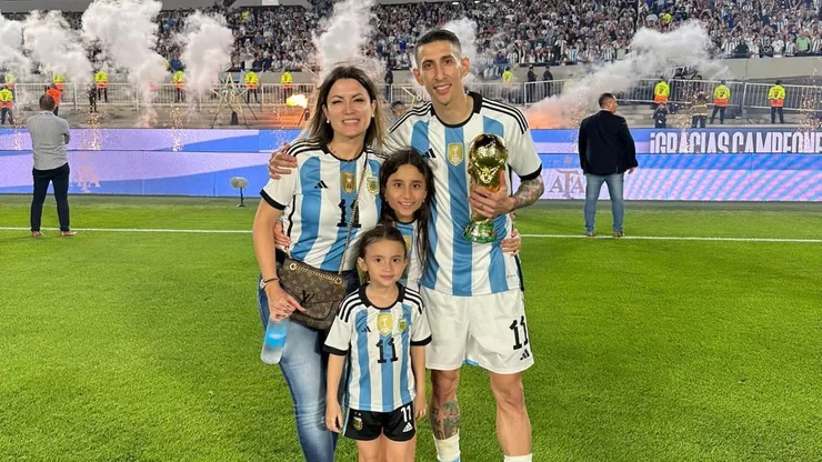 Ángel Di María, con su esposa Jorgelina Cardoso y sus hijas Mía y Pía.