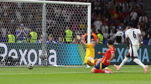 Mikel Oyarzabal le dio el título a España.