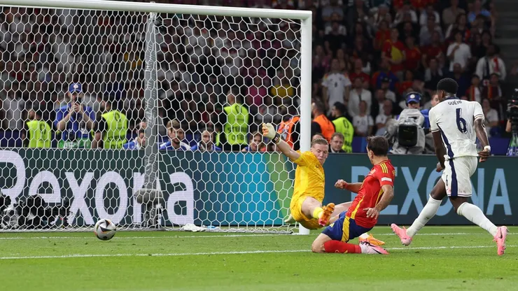 Mikel Oyarzabal le dio el título a España.