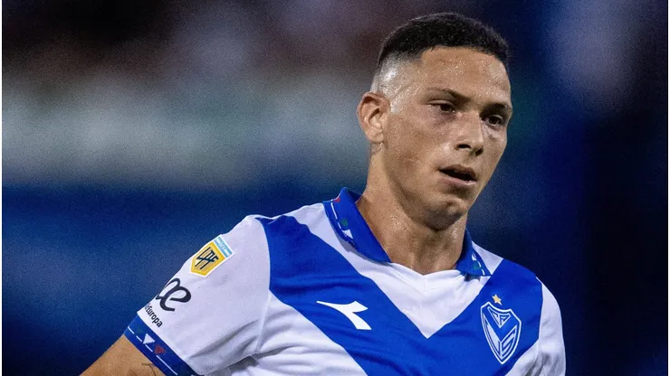 Abiel Osorio con la camiseta de Vélez.