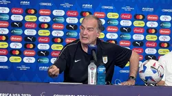 Marcelo Bielsa en conferencia de prensa.