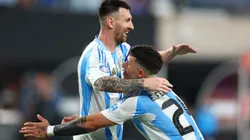 Lionel Messi y Enzo Fernández se abrazan tras el gol de Argentina frente a Canadá.