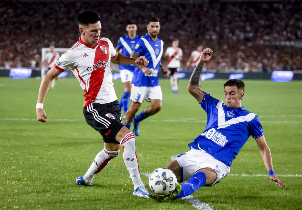 Valentín Gómez enfrentando a River.