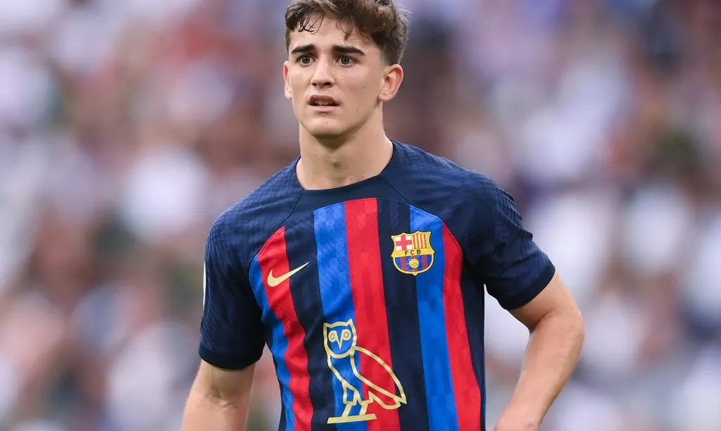 Gavi, con la camiseta del Barça, con el logo del búho OVO, en referencia a Drake (David Ramos/Getty Images).