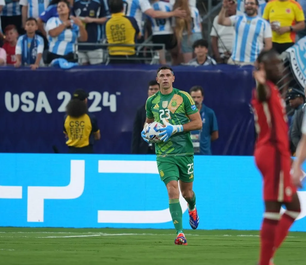 Emiliano Martínez con el balón en sus manos.