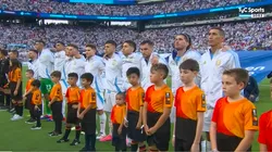 Los jugadores de la Selección Argentina entonando el Himno Nacional.