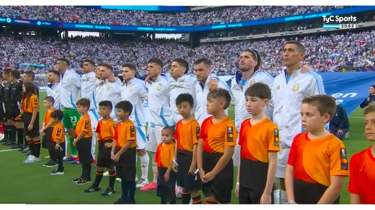 Los jugadores de la Selección Argentina entonando el Himno Nacional.