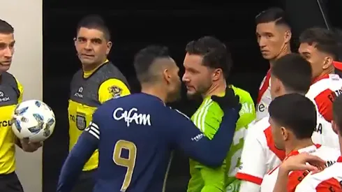 Falcao saludó a los jugadores de River.