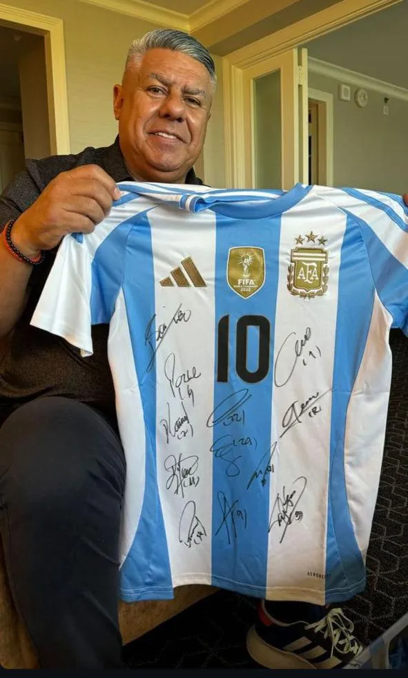 La camiseta que Chiqui Tapia enviará a la Salita de 3 años del High School de San Rafael, Mendoza.