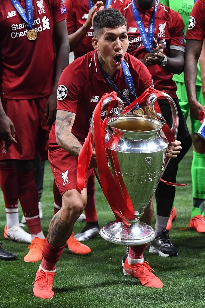 Roberto Firmino con la Champions que Liverpool le ganó a Tottenham. (Foto: IMAGO).