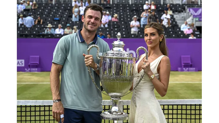Tommy Paul y Paige Lorenze tras ganar el torneo de Queens (IMAGO)