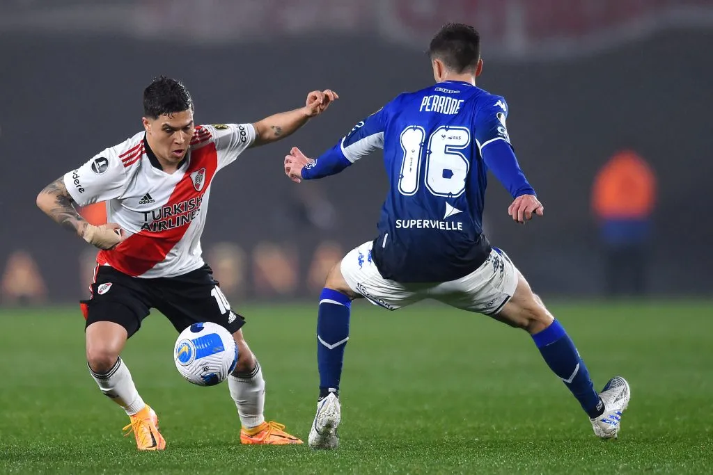 Perrone marcando a Juanfer Quintero en Núñez (Getty)