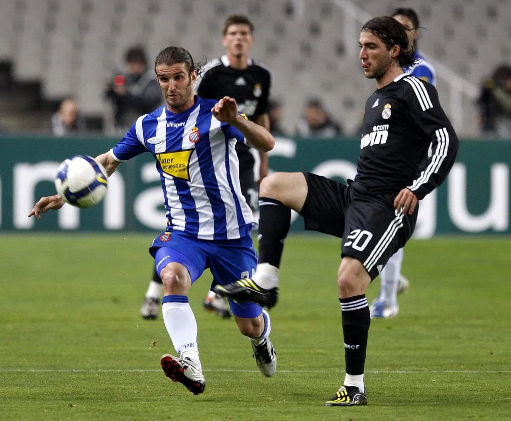 Alonso con la camiseta de Espanyol ante el Pipita Higuaín, del Real Madrid. (Foto: IMAGO).