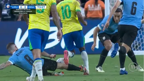 Nández fue expulsado por una dura infracción.