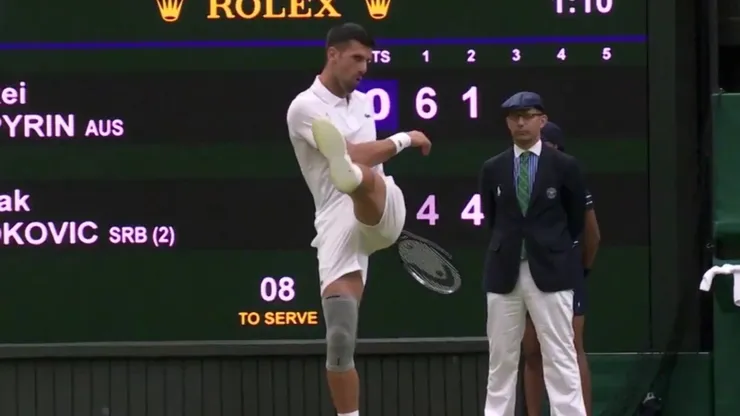La reacción de Djokovic ante el festejo de la gente por el triunfo inglés.