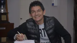 La firma de contrato del Pulga Rodríguez con Atlético Tucumán.