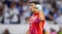 ESTO hizo Dibu Martínez apenas terminó la tanda de penales entre Argentina y Ecuador