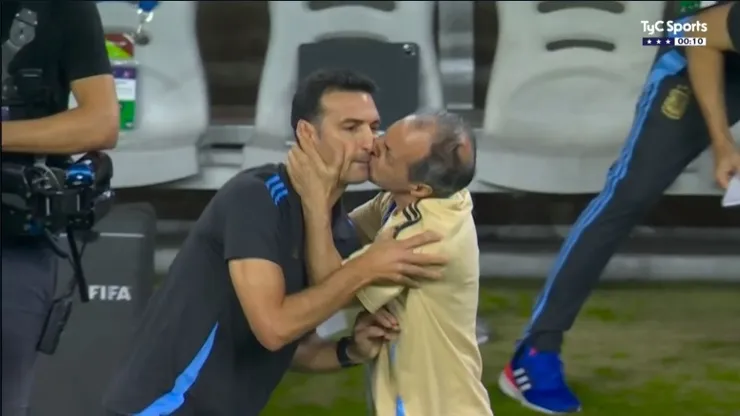 Marito besó a Scaloni