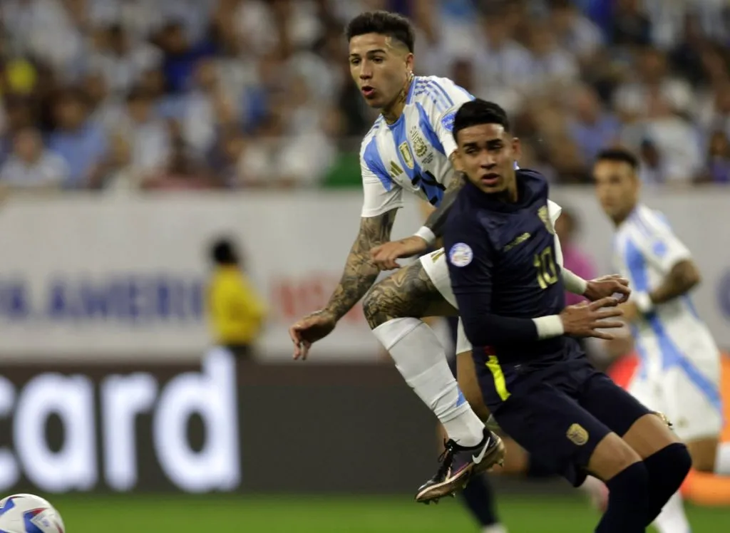 Enzo Fernández en acción.