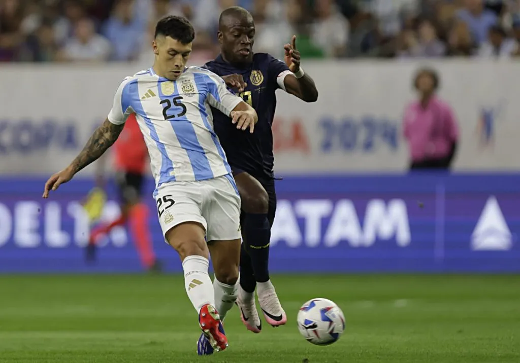 Lisandro Martínez salió por lesión frente a Ecuador.