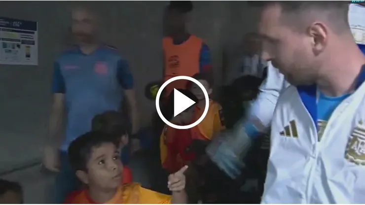 Messi y un curioso intercambio en el túnel.