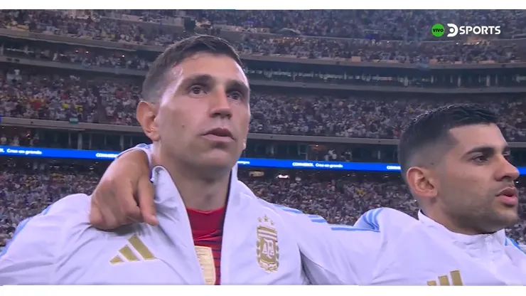 Dibu Martínez cantando el himno junto al Cuti Romero.