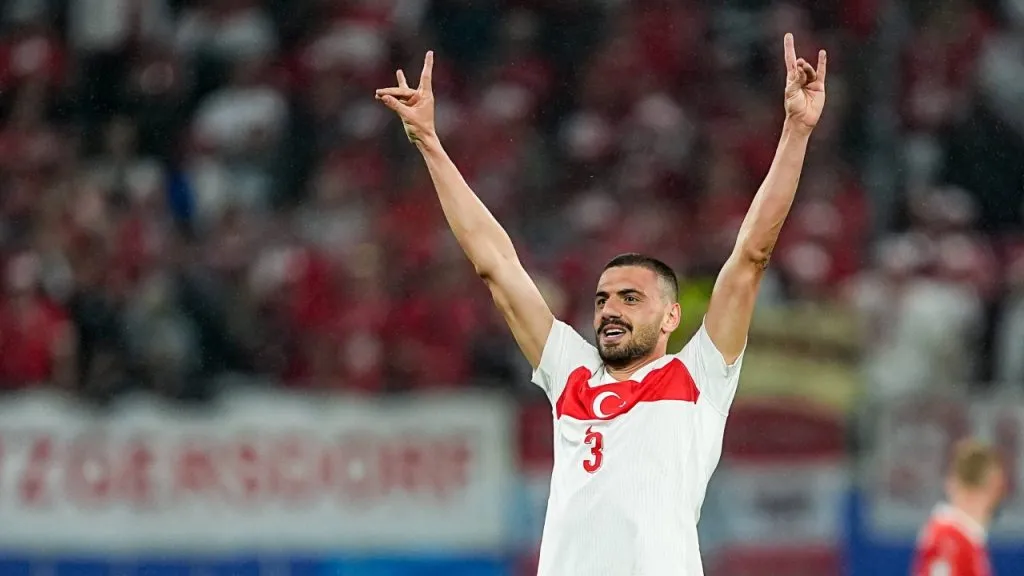 El gesto polémico y prohibido en Alemania que Merih Demiral hizo (IMAGO / Sports Press Photo).