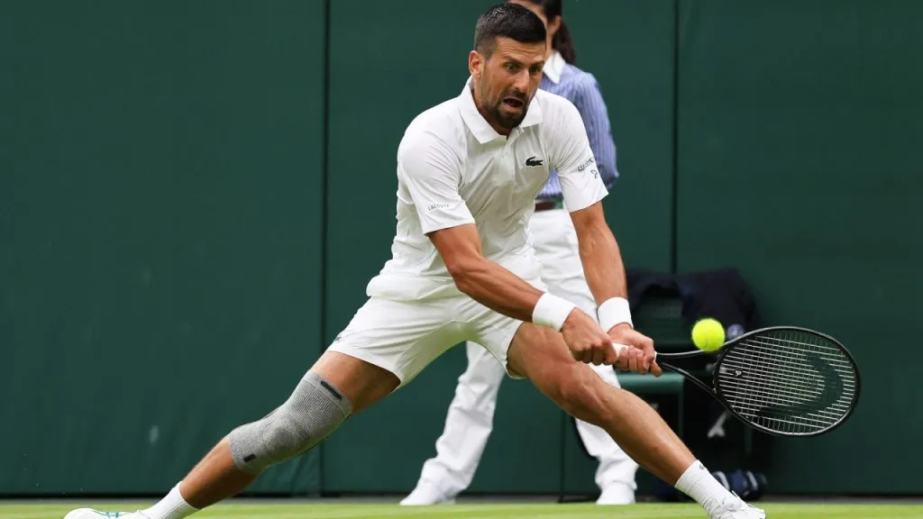 Novak Djokovic, utilizando su rodillera gris en Wimbledon.