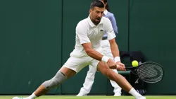 Novak Djokovic, utilizando su rodillera gris en Wimbledon.