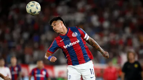 Adam Bareiro con la camiseta de San Lorenzo.