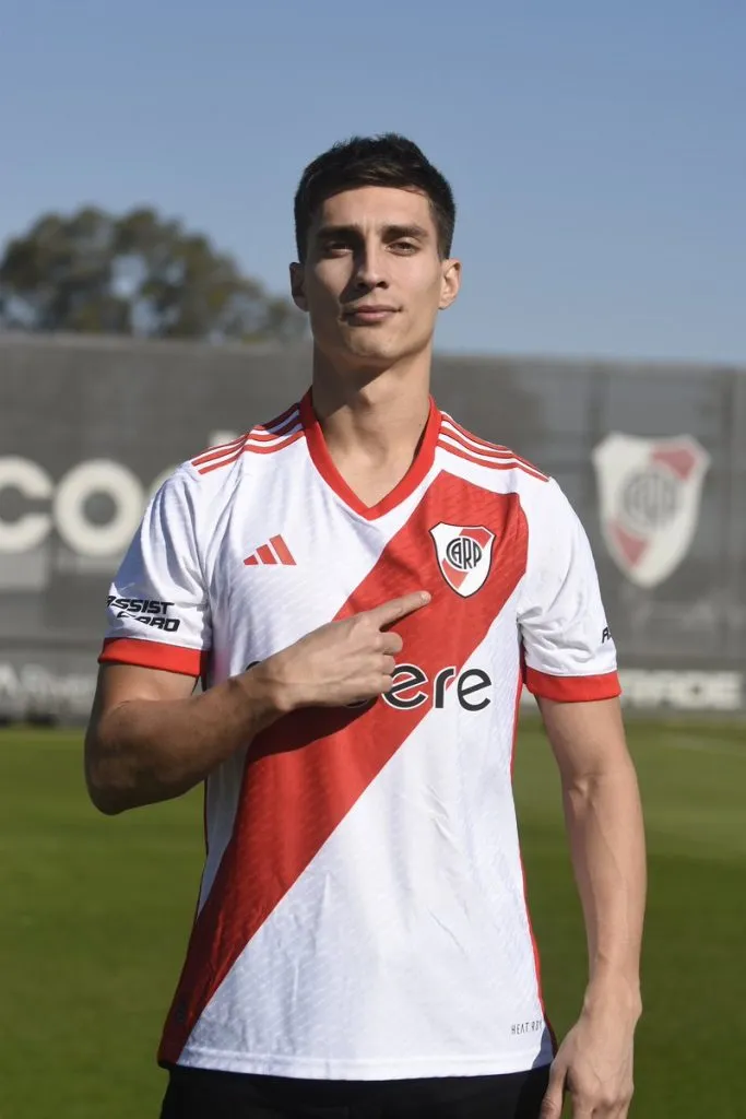 El zaguero con los colores de River.