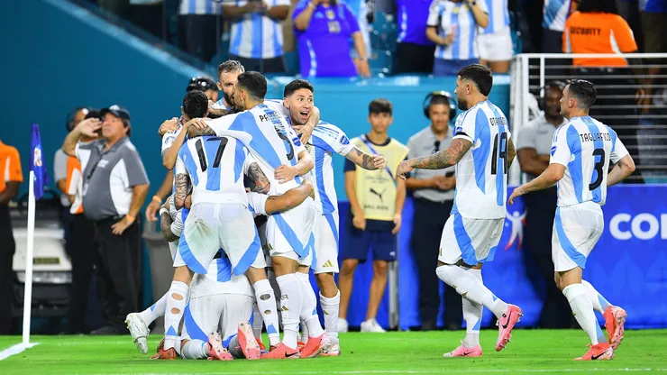Los jugadores argentinos festejan el primer gol de Lautaro Martínez ante Perú, en la tercera fecha de la Copa América 2024.