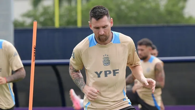 Messi entrenó a la par a 2 días del partido ante Ecuador