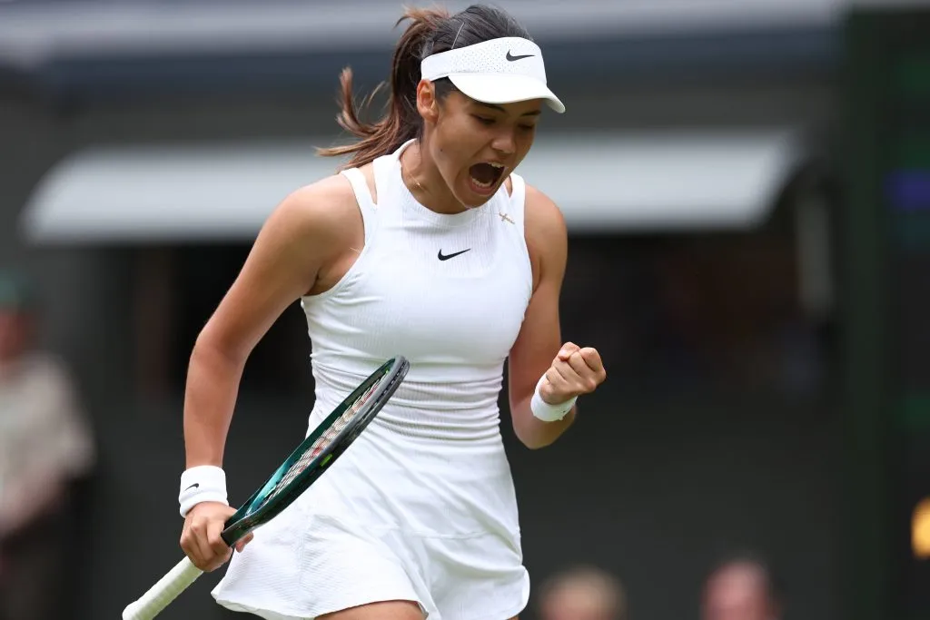 Raducanu celebra en su debut en Wimbledon 2024. (Foto: IMAGO).