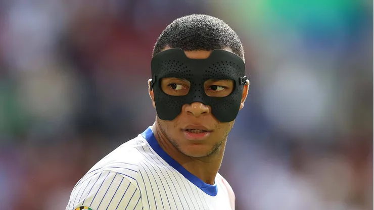 Un enmascarado Mbappé festejó la clasificación a cuartos.