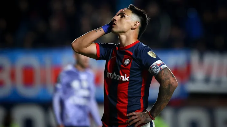 Adam Bareiro con la camiseta de San Lorenzo.