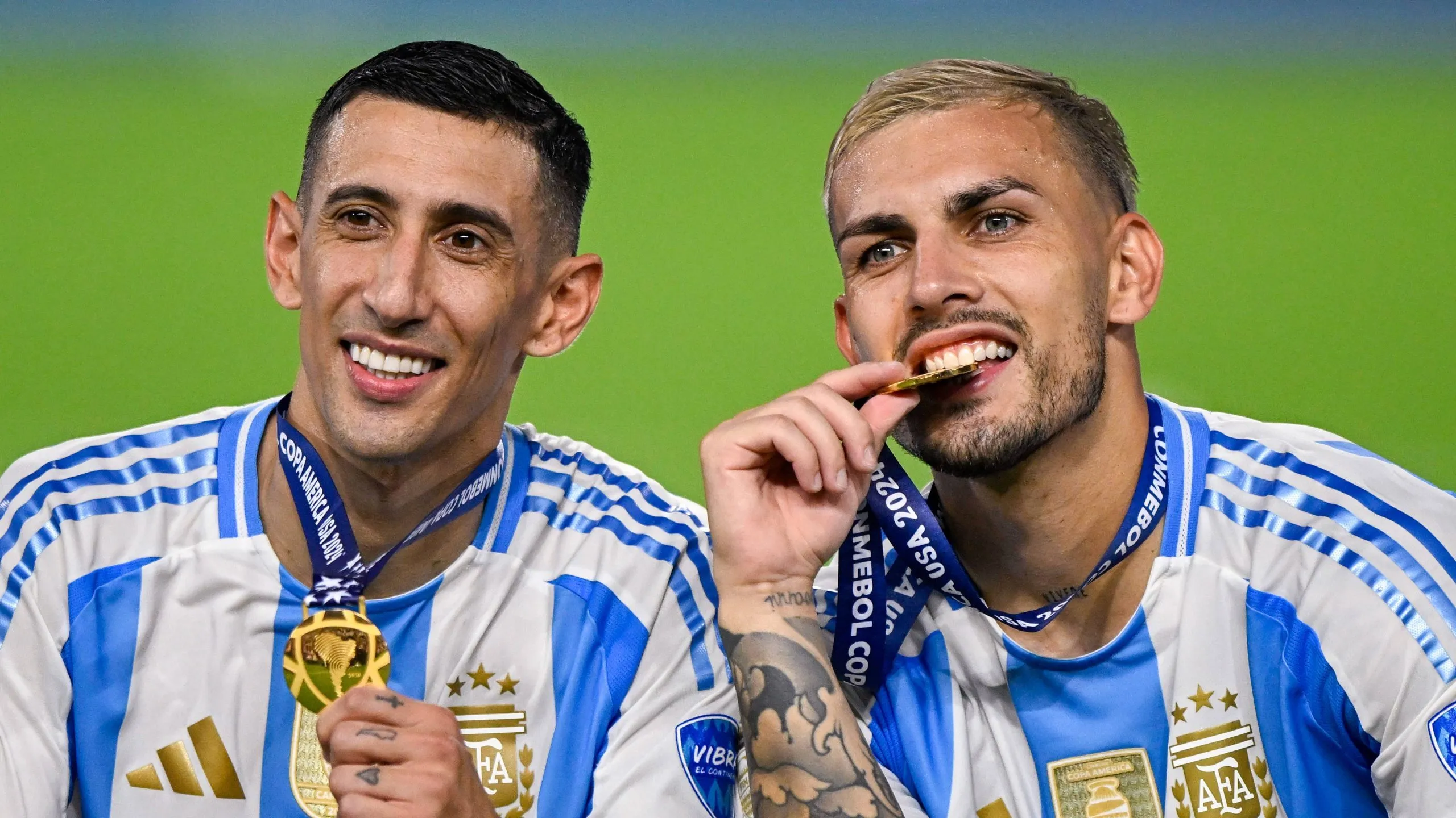 Ángel Di María junto a Leandro Paredes tras ganar la Copa América. (Foto: IMAGO).