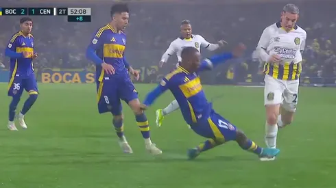 La jugada de la polémica entre Advíncula y Copetti.