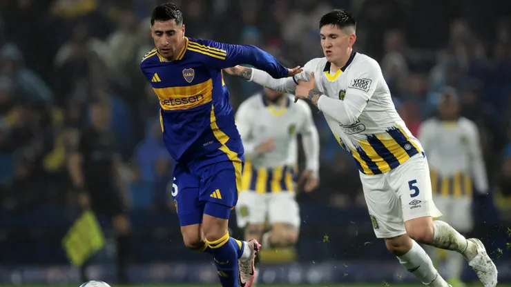 Miguel Merentiel cuida la pelota ante la marca de Ibarra.