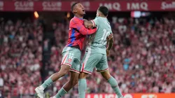 Ángel Correa celebra su gol junto a Lino.