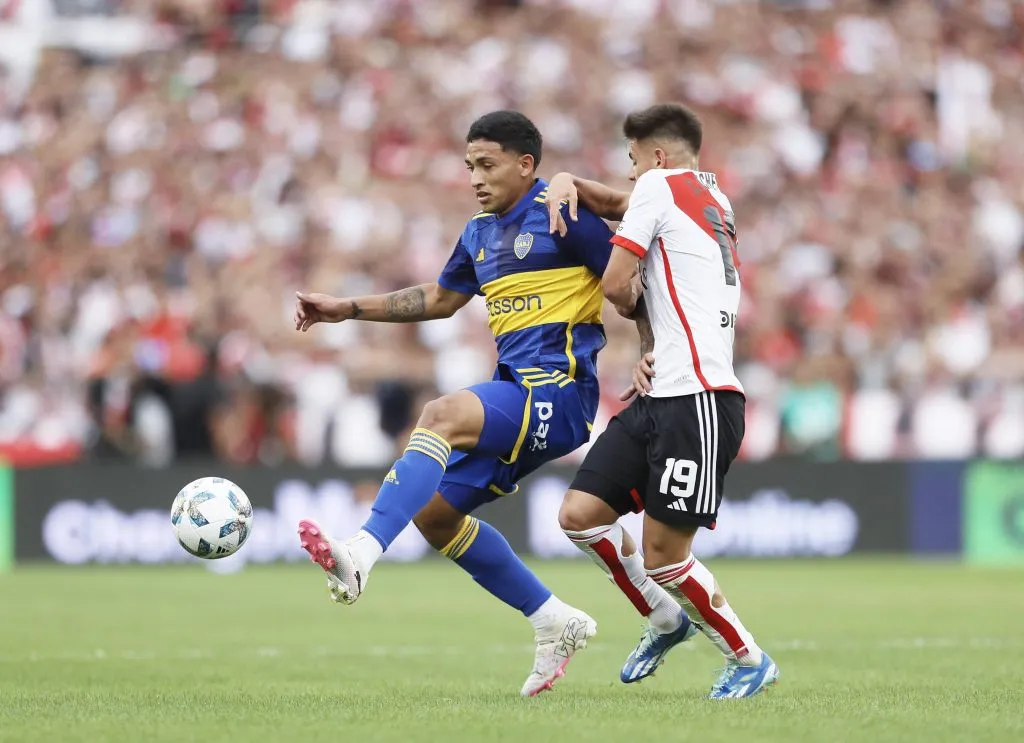 Equi Fernández ante Echeverri en el último Superclásico. (Foto: IMAGO).